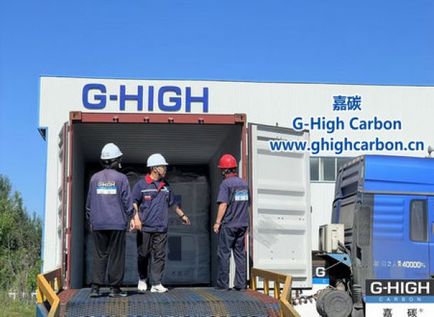 集裝箱前的協(xié)作剪影